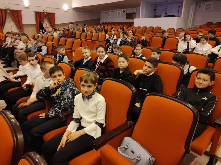Посещение Луганской академической филармонии: Ансамбль песни и танца «Раздолье».